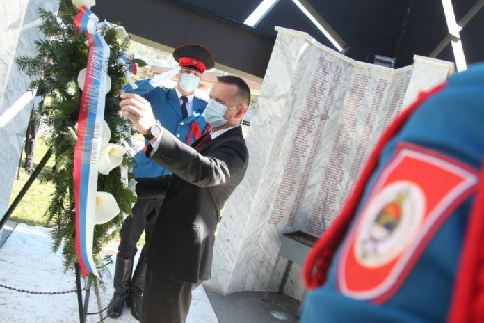 Dragan-Lukac-i-Darko-Culum-polaganje-vijenaca-Lazic-4