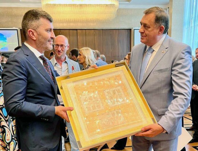 Београд - Додику уручен комплет пош