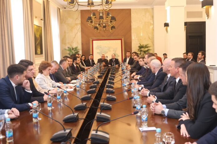 Sastanak Dodika sa delegacijama Srba iz Austrije i Srbije 1