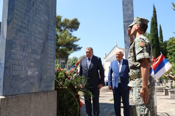 Položeni vijenci na Spomenik braniocima Trebinja Dodik