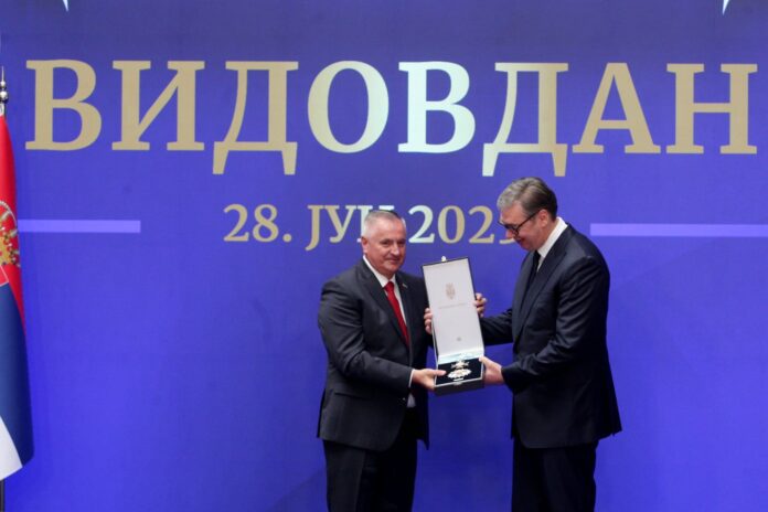 vučić uručio viškoviću orden srbije na lenti