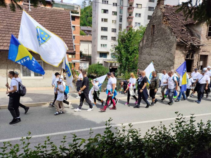 Učesnici bošnjačkog marša defilovali sa ratnim zastavama 1
