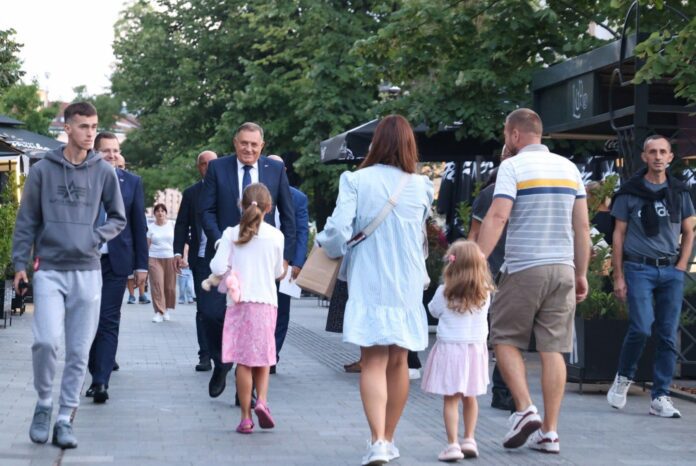 Predsjednik Dodik u šetnji sa narodom od Palate Republike do Narodne skupštine 1